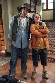 Alan (Jon Cryer, l.) ist bestürzt, als er bemerkt, dass Jake (Angus T. Jones, r.) erwachsen wird, ohne dass er mit ihm die üblichen Vater-Sohn-Unternehmungen wie Zelten, Angeln oder Jagen absolviert hat. Dies will er nun nachholen ...