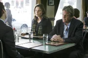 Brennans (Emily Deschanel) Vater Max ( Ryan O'Neal, r.) bietet sich ihr und Dr. Sweets (John Francis Daley, l.) an, bei der Aufklärung eines Mordfalls hilfreich zur Seite zu stehen. Doch Brennan ist das gar nicht recht...