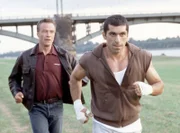 Wettlauf am Rhein: Hauptkommissar Max Ballauf (Klaus J. Behrendt, li.) versucht den flüchtigen Amateur-Boxer Bernd Schiffer (Erdal Yildiz) zu fassen. Er hat ein eindeutiges Motiv für den Mord an seiner Ex-Freundin: Eifersucht.