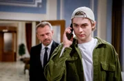 Erik (Sven Waasner, hinten) staunt nicht schlecht, als er heimlich einen Blick in Caspars (Andreas Hagl, vorne) Personalausweis wirft.