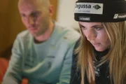 Der Ski-Zirkus – Im Sturm Schweizer Skirennfahrerin Delia Durrer (r.) und Swiss-Ski-Trainer Marcello Tavolla analysieren die Videos von Delias Abfahrten.