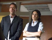 Der Handwerker, der das Dach von Dr. Lisa Cuddys (Lisa Edelstein, r.) Haus reparieren wollte, ist vom Dach gestürzt. Sie bittet Dr. Gregory House (Hugh Laurie, l.), ihn zu untersuchen.
