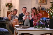 Isabelle (Ania Niedieck, l.), Kilian (Marc Dumitru) und Nathalie (Amrei Haardt) feiern mit Baby Diego und den Steinkamps Silvester.