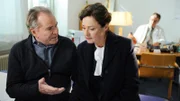 Wer Staatsanwältin Sabine Karmann (Charlotte Schwar) um Gefälligkeiten bittet, beißt normalerweise auf Granit. Mit einer Ausnahme: Wendelin Winter (Fritz Wepper) kann sie nur schwer etwas ausschlagen, auch wenn seine Bitte nicht gerade gesetzeskonform ist.