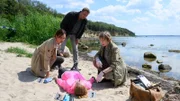 Die beliebte Meeresbiologin Natalie Amstedt (Eva Paulina Loska, 2.v.l.) liegt tot am Strand. Warum musste sie sterben? Bisher kann Rechtsmedizinerin Dr. Helene Sturbeck (Katharina Blaschke, r.) den Hauptkommissaren Karoline Joost (Nike Fuhrmann, l.) und Lars Pöhlmann (Dominic Boeer, 2.v.r.) nur eines mit Sicherheit sagen – sie wurde vergiftet.