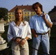 1. Tobias (Alexander Wussow) ist aus Berlin auf Besuch gekommen. Er versucht, mit Nane (Katharina Böhm) ins Gespräch zu kommen, doch sie verhält sich abweisend.