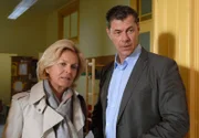 MDR Fernsehen TIERÄRZTIN DR. MERTENS III. STAFFEL, FOLGE 38, "Polterabend". Schlechte Nachrichten! Christoph Lentz (Sven Martinek, r.) hat von Christine Herzog vom Jugendamt (Andrea L’Arronge, l.) soeben erfahren, dass sein Pflegekind Luisa laut richterlichem Beschluss zurück zu den leiblichen Eltern soll.