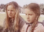 Laura (Melissa Gilbert, r.) muss sich um die kranke Nellie kümmern und braucht deshalb die Hilfe ihrer Schwester Mary (Melissa Sue Anderson, l.) für ihre eigenen Hausaufgaben.