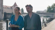 Der Barkeeper Martin Durand (Benjamin Sadler, r.) hat außergewöhnlich viel Interesse an Regina (Jeanette Hain, l.) und doch verschweigt er etwas.
