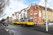 Straßenbahn des Straßenbahnmuseums Karlsruhe in der Gerwigstraße. Mitglieder des Treffpunkt Schienennahverkehr Karlsruhe halten es am Laufen.