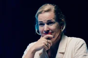 Kathrin Hönegger macht das Lügen-Experiment.
