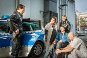 Melanie (Sanna Englund, hinten r.) und Mattes (Matthias Schloo, l.) haben Dr. Haase (Fabian Harloff, 2.v.r.) bei Frauke (Manuela Wisbeck 2.v.l.) abgeliefert. Im EKH wollen sie herausfinden, was mit dem Notarzt geschehen ist.