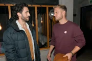Tobias (Jan Kittmann, l.) gesteht Paul (Niklas Osterloh), was gefühlsmäßig in ihm vorgeht.