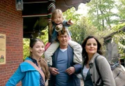 Patchwork-Familie Mertens / Lentz (v.l. Elisabeth Böhm, Sven Martinek, Elisabeth Lanz) zeigt ihrem Pflegekind Luisa (Paula Hartmann, M. oben) den Zoo.