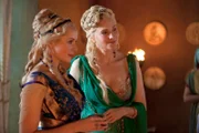 Die reiche und mächtige Licinia (Brooke Harman, l.), eine Cousine von Marcus Crassus, beauftragt Lucretia (Lucy Lawless, r.), den Wert der Gladiatoren zu testen ...
