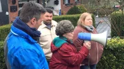 Edelgard (Bildmitte) eröffnet mit dem Megafon den Flohmarkt   (Foto: Andreas Bierschock, li., Michael, 2.v.li. und Dunja, re.)Edelgard (Bildmitte) erĂ¶ffnet mit dem Megafon den Flohmarkt   (Foto: Andreas Bierschock, li., Michael, 2.v.li. und Dunja, re.)