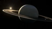 Weit hinter dem Jupiter liegt der Saturn. Der Planet mit seinen zahlreichen Monden und Ringen ist fast wie ein Miniatur-Sonnensystem.