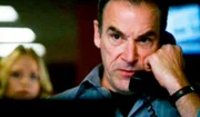 Special Agent Jason Gideon (Mandy Patinkin) versucht per Telefon den verrückten Dr. Bryar zum Aufgeben zu bewegen.