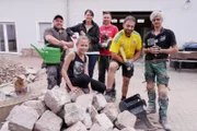 Die Beetbrüder wollen aus der ehemaligen Gewerbefläche einen Gala-Garten machen - inklusive kleinem Tauchbecken. Damit würde für die Familie ein Herzenswunsch in Erfüllung gehen. V.l.: Henrik, Leonie (unten), Claudia, Nico, Claus und Ralf.