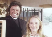 Mary (Melissa Sue Anderson, r.) hat keine Ahnung, dass Mr. Hodgekiss (Johnny Cash, l.) kein Priester ist und hilft ihm gerne beim Sammeln der Spendengelder.
