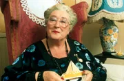 Der Schein täuscht, denn mit der neugierigen Iris Rainbird (Elizabeth Spriggs) ist wahrlich nicht gut Kirschen essen.