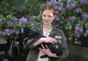 Anett (Anna Bertheau) bringt das genesene Zicklein zurück zu seiner Familie.