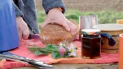 Beim Picknick gibt es selbstgebackenes Kartoffelbrot.