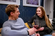 Natalie (Teresa Klamert, r.) fühlt sich in Vincents (Martin Walde, l.) Nähe zunehmend wohl.