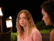 Sydney Sweeney als Olivia Mossbacher, l.