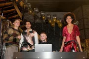 Moritz (Lennart Borchert, l.), Nihat (Timur Ülker, 2.v.l.), Jonas (Felix van Deventer) und Flo (Pauline Afaja) freuen sich über die gute Stimmung bei der Silvesterfeier.