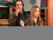 Phoebe (Alyssa Milano, r.) bemerkt nicht, in welch gefährlichen Situation sie sich befindet ...