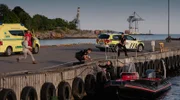 Benjamin (Lars Berge, re.) startet mit einem Boot Wisting zur Hilfe. Line (Thea Green Lundberg, li.) eilt dazu.