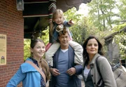 Patchwork-Familie Mertens / Lentz (von links: Elisabeth Böhm, Sven Martinek, Elisabeth Lanz) zeigt ihrem Pflegekind Luisa (Paula Hartmann, Mitte oben) den Zoo. Luisa ist begeistert, denn so nah hat sie wilde Tiere noch nie gesehen.