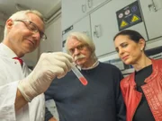 Giftmördern auf der Spur: Der forensische Toxikologe Prof. Stefan Tönnes (l.) erklärt Katinka Keckeis (r.) und Axel Petermann (M.) seine Arbeit.