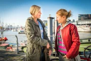 Melanie (Sanna Englund, l.) freut sich, dass Franzi (Rhea Harder-Vennewald, r.) nach ihrer kurzen Auszeit wieder zurück im Dienst ist.