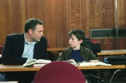 Robbie Bishop (Liam Aiken, r), Detective Robert Goren (Vincent D'Onofrio, l)