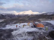 In der eisigen Wildnis Alaskas müssen sie ohne fremde Hilfe um ihr Überleben kämpfen und sich selbst ihren Weg zurück in die Zivilisation bahnen.