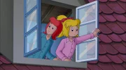 Bibi (r.) und Tina (l.) hören nachts etwas Verdächtiges auf dem Martinshof.
