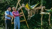Peter (Peter Lustig, r.) hat einen riesigen Knochen im Garten gefunden. Ein so großer Knochen, denkt sich Peter, kann nur von einem großen Tier stammen – von einem Saurier! Er rekonstruiert das Skelett des Urwesens.