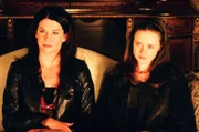 "Gilmore Girls", "Familie mit Handicap." Emily besteht darauf, dass Rory mit ihrem Großvater einen Tag im Golfclub verbringt. Zu beider Überraschung verstehen sie sich prächtig. Lorelai beobachtet die aufkeimende Freundschaft der zwei mit Misstrauen. Zickige Zwillingsschwestern planen eine Doppelhochzeit und treiben ihre Mutter in den Wahnsinn. Lorelai übernimmt die Organisation des Festes.Im Bild (v.li.): Lauren Graham (Lorelai Gilmore), Alexis Bledel (Lorelai 'Rory' Leigh Gilmore).
