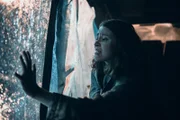 Die Prostituierte Irina (Anna Ackermann) versucht, sich mit aller Macht aus ihrem Gefängnis zu befreien.