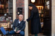 Wilsberg (Leonard Lansink) hat sich beim Aufbau eines Regals am Fuß verletzt. Tessa (Patricia Meeden) versorgt ihn mit Einkäufen.