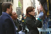 Wer hat die bekannte Sängerin Hayley Blue (Brianna Haynes, r.) so zugerichtet? Richard Castle (Nathan Fillion, l.), M.E. Sidney Perlmutter (Arye Gross, 2.v.l.) und Kate Beckett (Stana Katic, 2.v.r.) gehen der Sache auf den Grund.