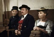 Totengräber Alois und Bürgermeister Kottmayr, die sonst Welten trennt, verbindet heute der Prozess um die Habererverse. Kottmayr und seine Tochter sind die Opfer und der Totengräber weiss mehr, als er sagen will. Von links: Alois Wastlhuber (Franz Helminger), Korbinian Kottmayr (Gustl Bayrhammer) und Lenerl Kottmayr (Christiane Blumhoff).