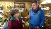 Sammlerin Edelgard (63) mit Trödelprofi Andreas Bierschock