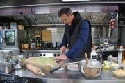 Konzentration: Alexander Herrmann rollt Krautwickel – und Zunge.