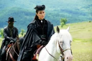 Elizabeth (Noomi Rapace)