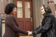 Angie (Drea de Matteo, r.) und Gabrielle reisen nach New York, um dort nach Ana und Danny zu suchen. Bei Angies Mutter Rose (Suzanne Costallos, l.) werden sie fündig ...