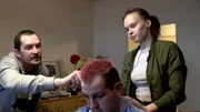 Cindy soll Familienfreund Sascha die Haare schneiden. Doch das ist nicht gerade unkompliziert. Zudem findet Cindy, dass sich ihr Stiefvater Tino bei der Aktion zu sehr einmischt. Ein Filzstift als Hilfsmittel soll die Rettung bringen.
