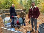 v.li. Kurz vor dem Aufbruch in den Soonwald im Hunsrück: Cordula Stratmann, Peter Wohlleben und Micky Beisenherz beim Packen.